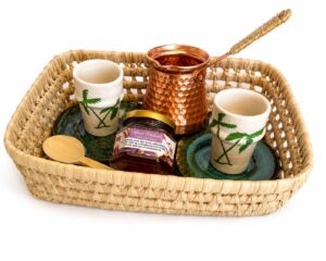 Ibrik à café en cuivre + 2 verres + 2 sous-verres + miel 125g + 1 panier et cuillère en bois offert.
