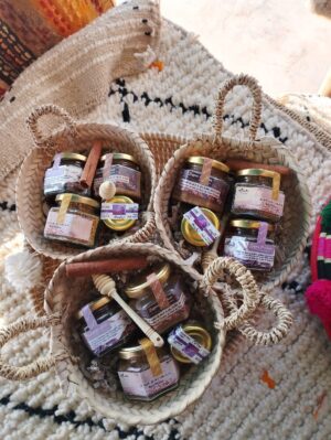 Trois paniers (Amlou, beurre local, miel, pollen d'abeille)